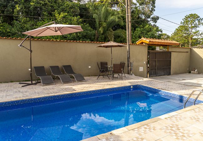 House in Itanhaém - House with WiFi, Pool & BBQ Grill in Itanhaém