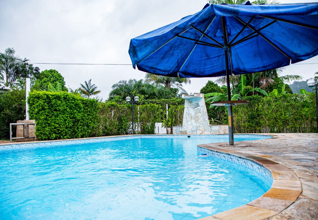 House in Peruíbe - Chácara com piscina, churrasq e WiFi em Peruíbe/SP