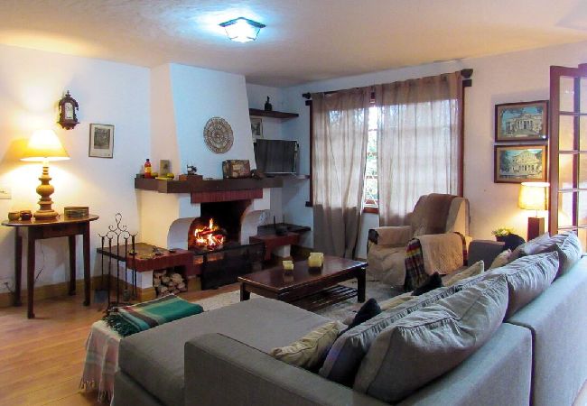 Chalet in Campos do Jordão - Chalé com lareira e Wi-Fi em Campos do Jordão/SP