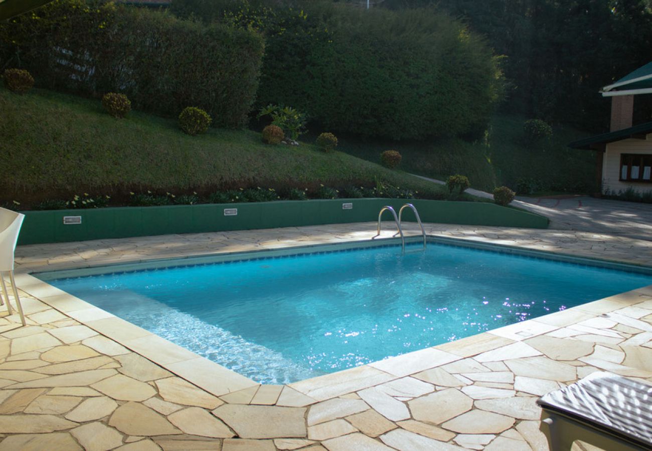 House in Campos do Jordão - Casa Charmosa com Lareira e Espaço de Lazer