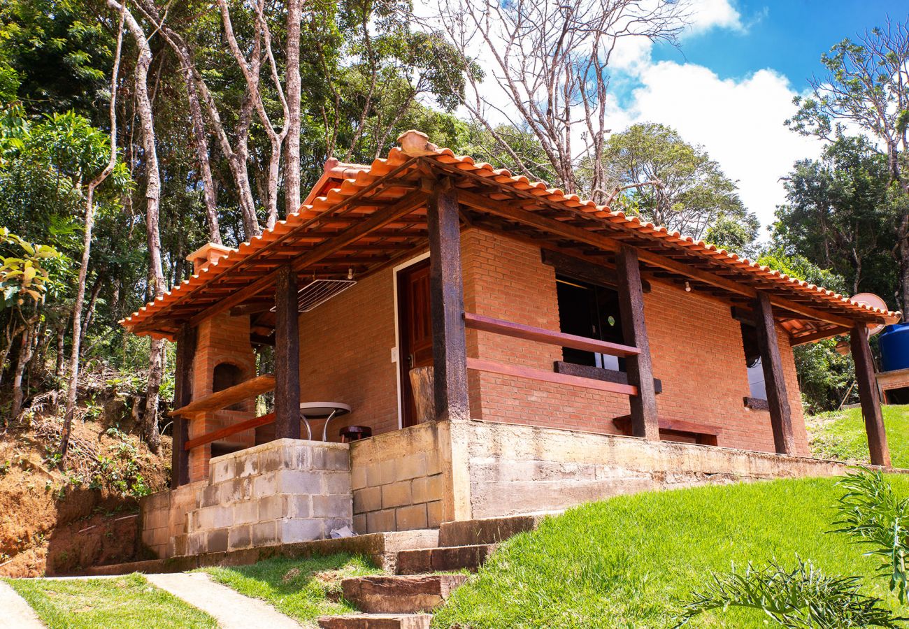 Chalet in Conceição da Ibitipoca - Chalé Aconchegante com Churrasqueira para Relaxar