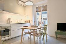 Apartment in Madrid -  Charming 2-bedroom apartment: Experience authentic Madrid life in your own space