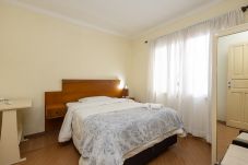 Apartment in Gramado - Quatro Dormitórios (1 suíte) a 80 m da Rua Coberta