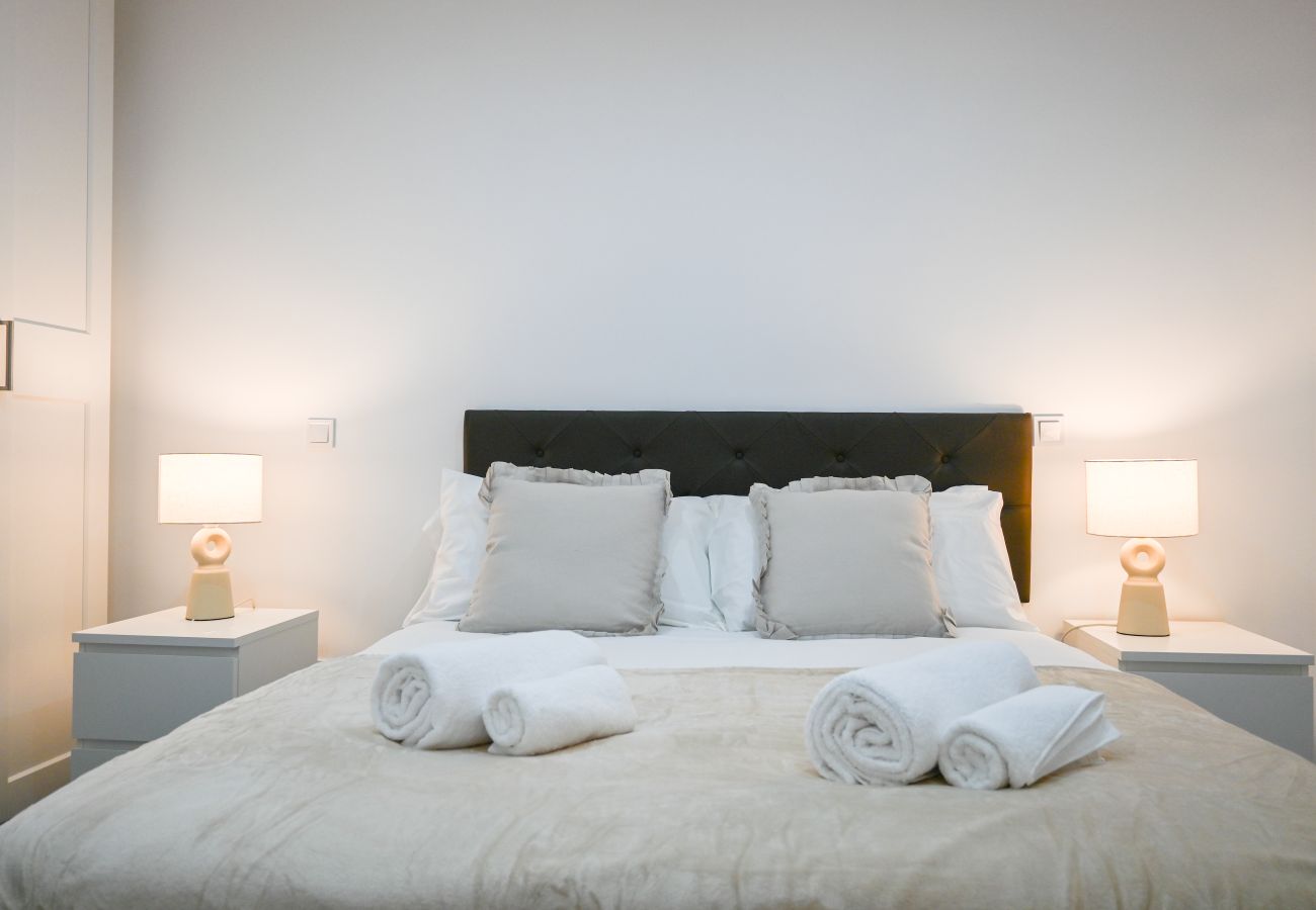 Apartment in Madrid -  Spacious Apartment with Balcony on Calle Santa Engracia, Chamberí