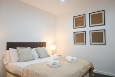 Apartment in Madrid -  Spacious Apartment with Balcony on Calle Santa Engracia, Chamberí