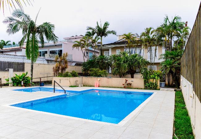 House in São Sebastião - Charmosa casa em condomínio pé na areia c piscina 