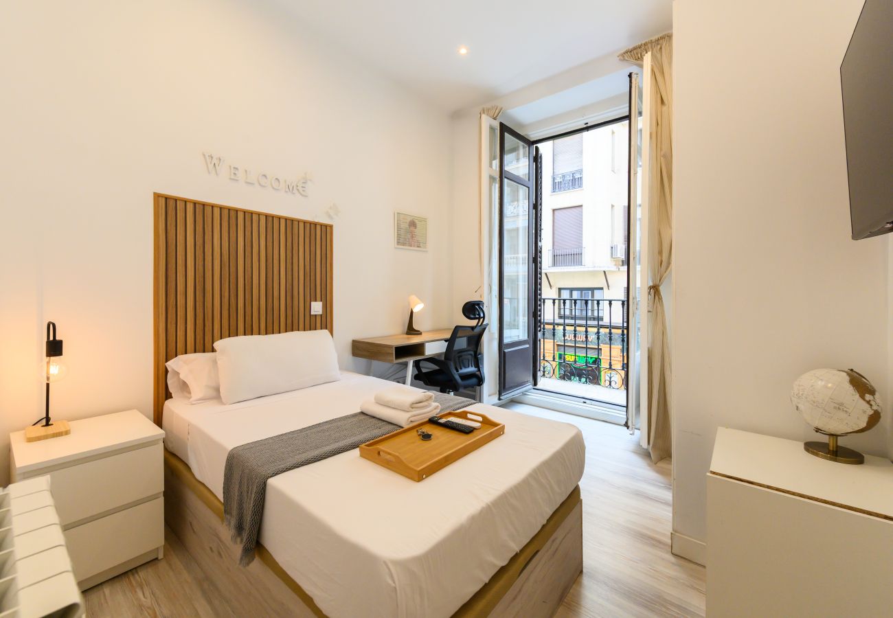 Rent by room in Madrid - Amsterdam: room with comfort and shared areas Gran Vía-Madrid