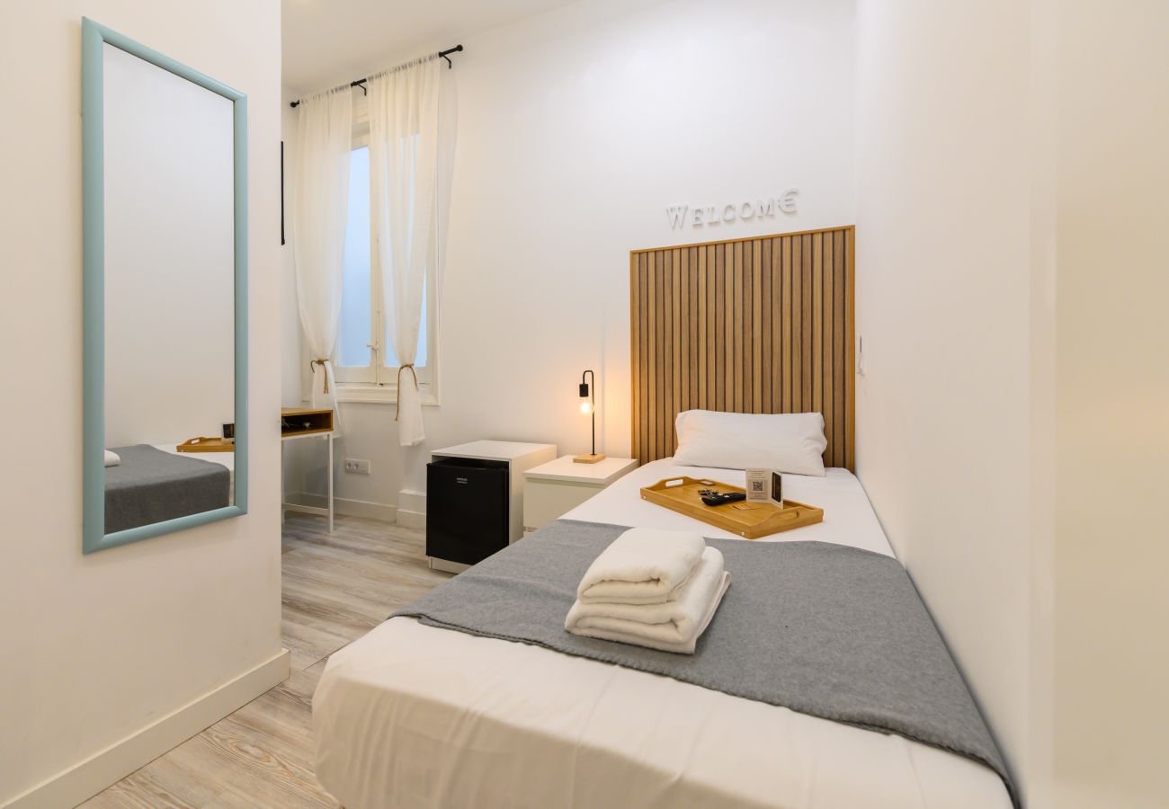 Rent by room in Madrid - Singapore: room with comfort and shared areas Gran Via-Madrid