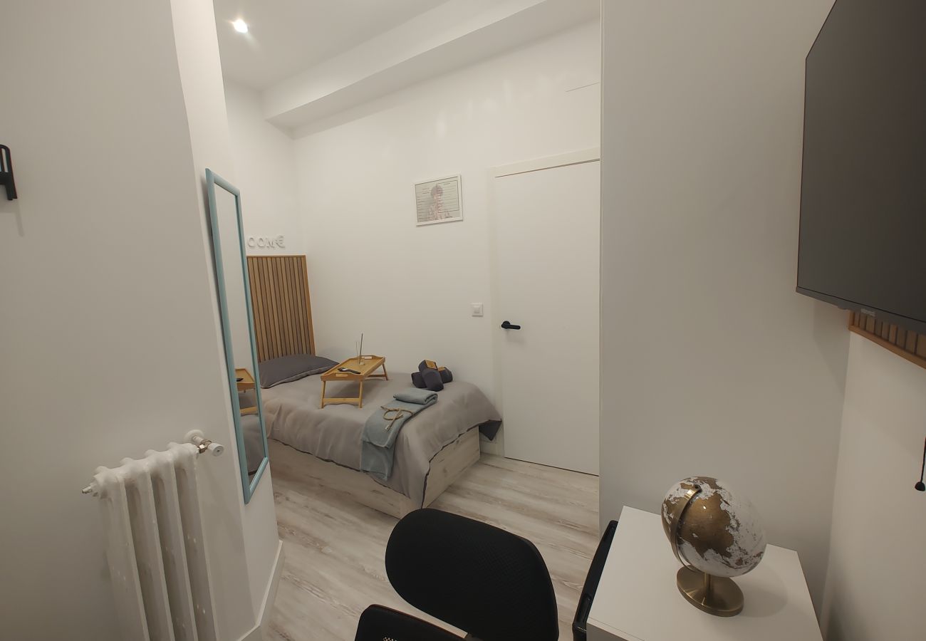 Rent by room in Madrid - Berlin: room with comfort and shared areas Gran Via-Madrid
