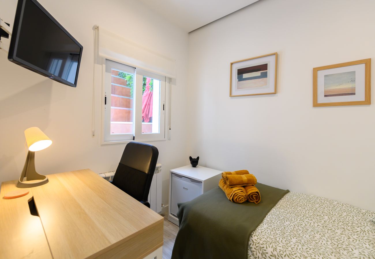 Rent by room in Madrid - Oruro: Room with Bolivian essence and comfort in Madrid