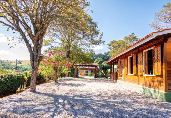 House in Bragança Paulista - Farmhouse with Pool, BBQ & Relaxation