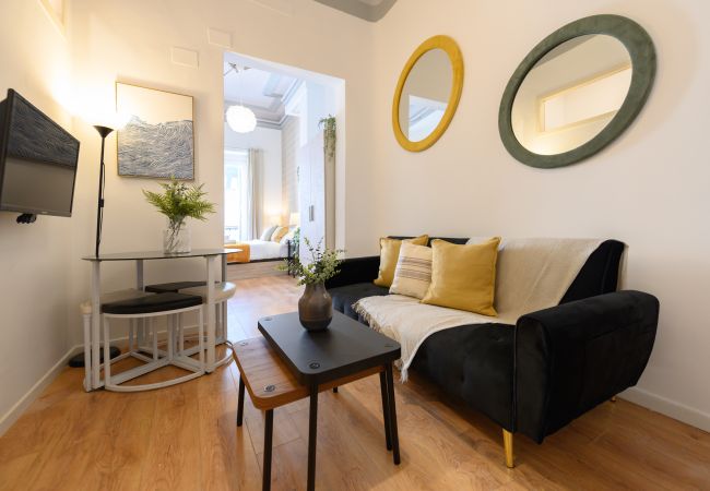Apartment in Madrid - 1-bedroom flat with balcony in the heart of Madrid