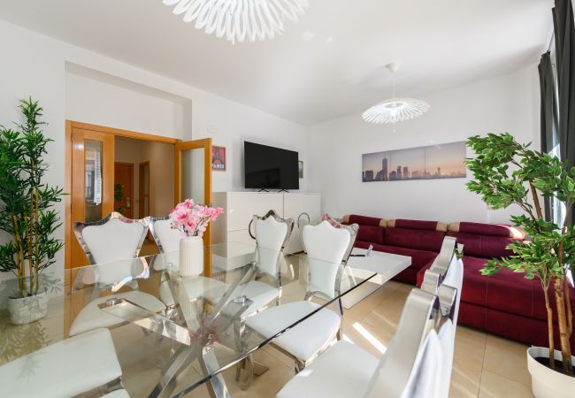 Apartment in Madrid - 2-Bedroom Apartment Steps Away from Gran Vía: Live in the Heart of Madrid