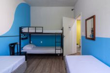 Rent by room in Rio de Janeiro - Hostel Leblon - private room with 4 beds