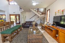 House in Itanhaém - Casa com Área Gourmet e Quintal a 200 m da Praia