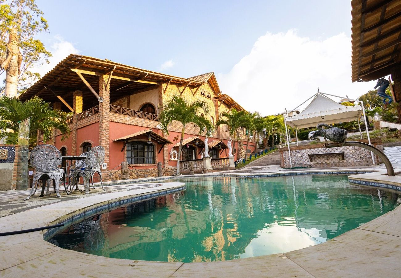 House in Gravatá - Casa de Campo Luxuosa c/ Piscina e Churrasqueira