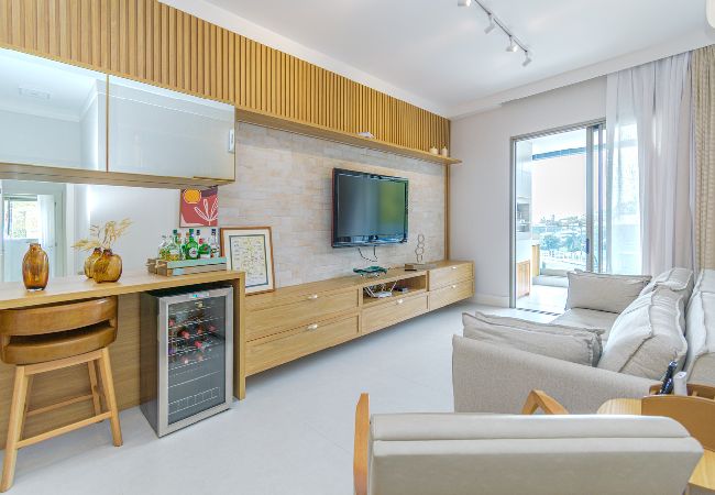 Apartment in Florianópolis - Apto Pé na Areia com Varanda e Churrasqueira