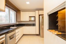 Apartment in Gramado - NOVO! Ap 2Q com suite a 300m da R Coberta!