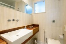 Cuarto de baño con ducha. 