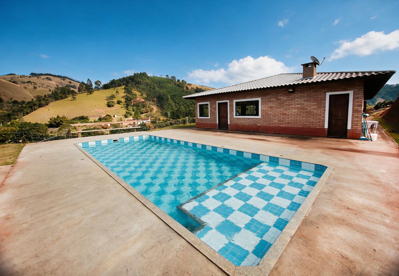Casa en Joanópolis - Casa de Campo con Piscina y Vista a la Cachoeira dos Pretos