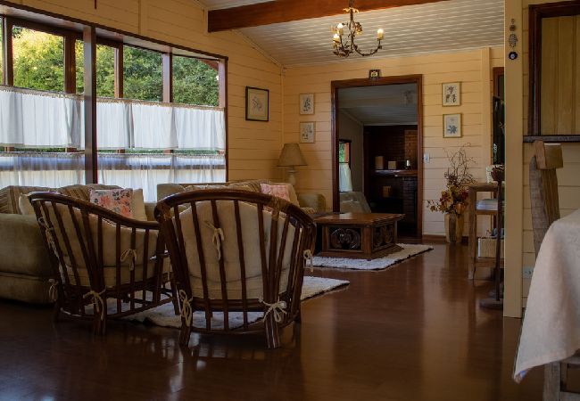 Casa en Campos do Jordão - Refúgio Familiar com Piscina, Lareira e Quadra
