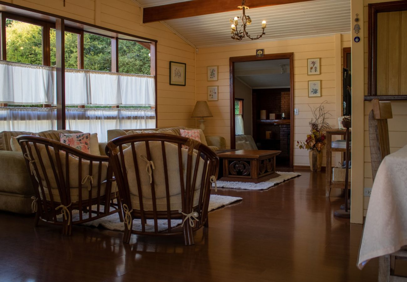 Casa en Campos do Jordão - Refúgio Familiar com Piscina, Lareira e Quadra