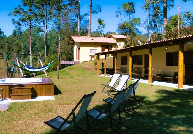 Casa en Piranguçu - Linda Casa de campo c lazer próx Camp.do Jordão/SP