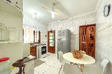 Casa en Itanhaém - Casa com churrasqueira e piscina em Itanhaém