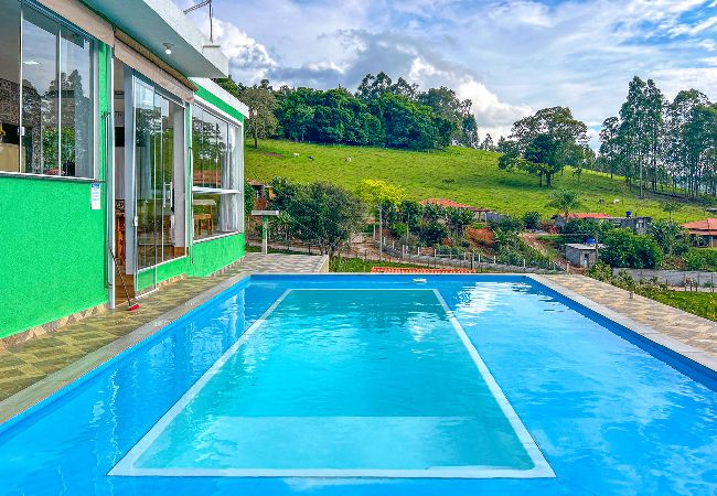 Casa en Extrema - Chácara com WiFi, piscina,churrasqueira e conforto