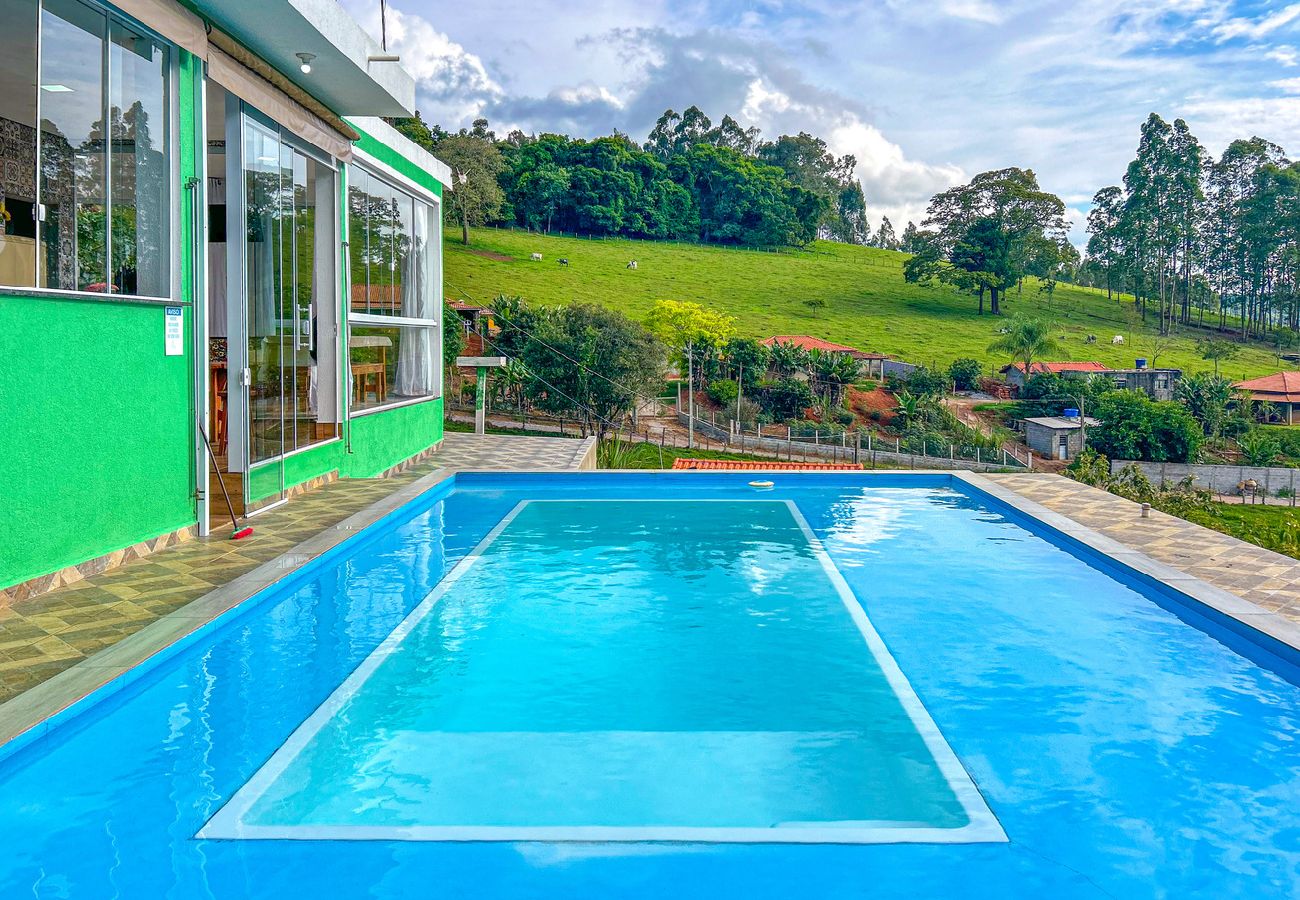 Casa en Extrema - Chácara com WiFi, piscina,churrasqueira e conforto