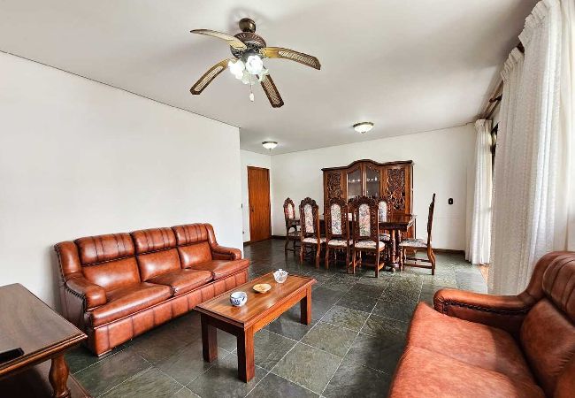 Apartamento en Guarujá - Amplo Apto a 400m da Praia de Pitangueiras com churrasq 