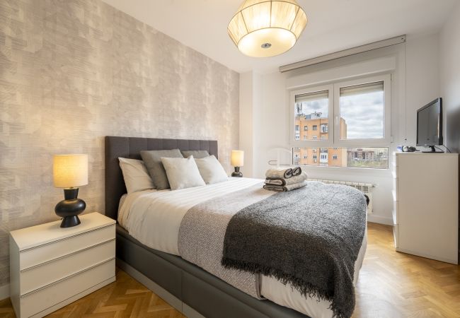 Apartamento en Madrid - Amplio piso de 3 dormitorios y 2 baños en Residencial con Piscina, Pádel_ Madrid .Temporal