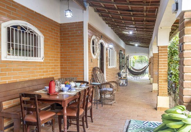 Casa en Peruíbe - Casa rústica com Wi-Fi, garagem e aceita pet