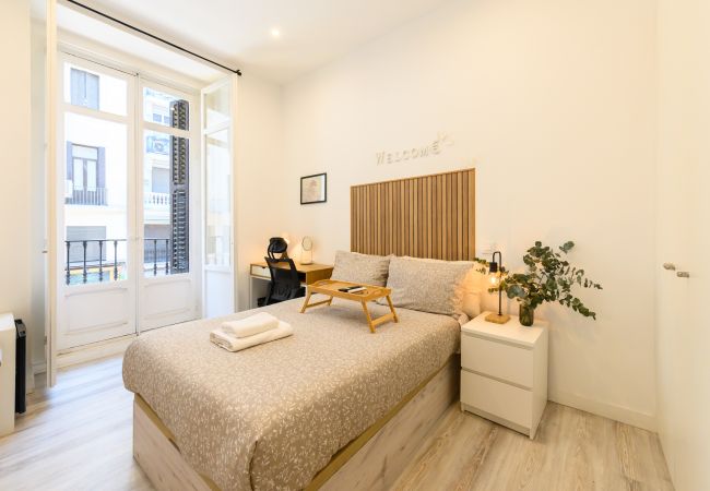 Alquiler por habitaciones en Madrid - Washington:  habitación con comodidad y zonas compartidas Gran Vía-Madrid.Temporal