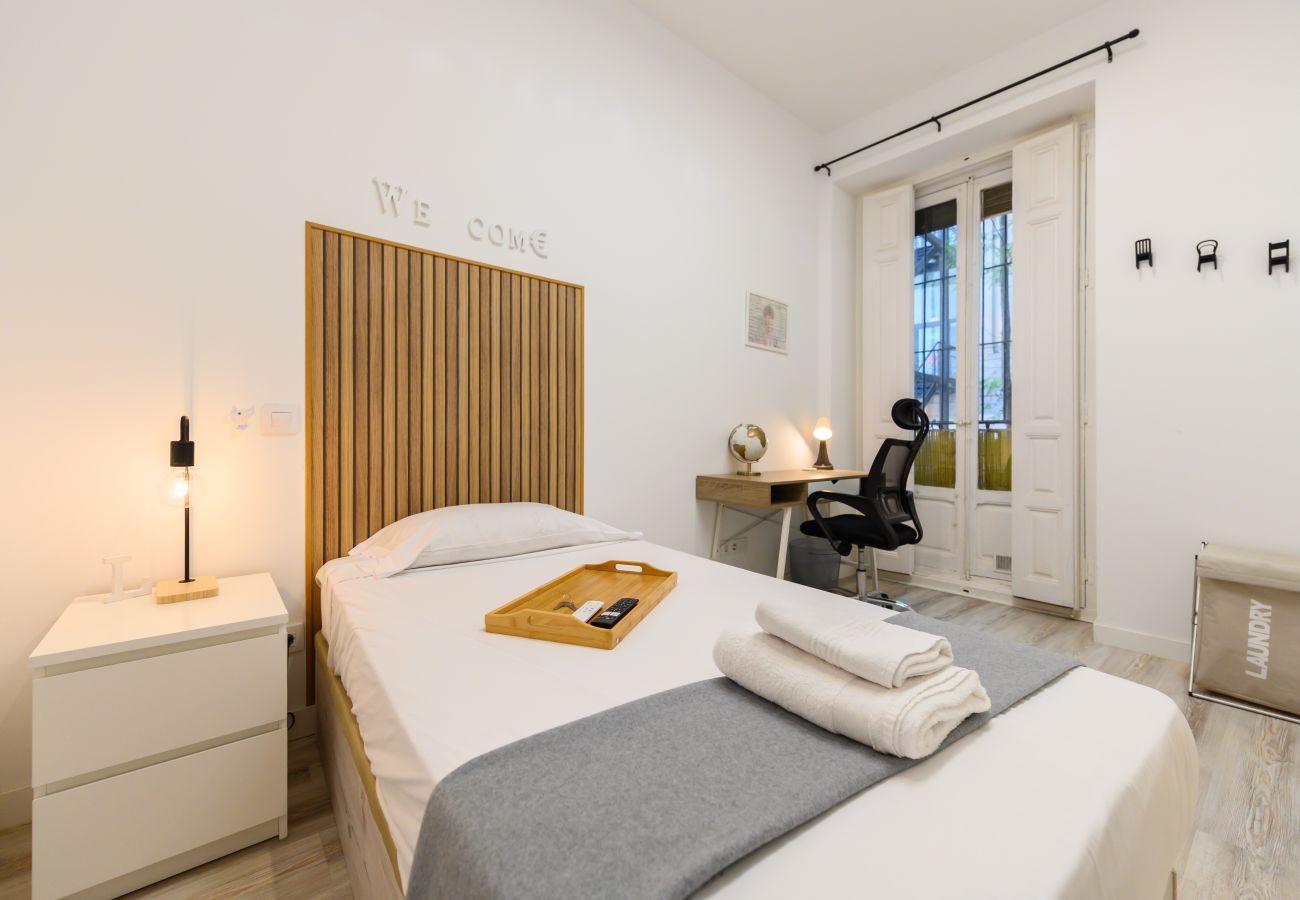 Alquiler por habitaciones en Madrid - Shanghái: habitación con comodidad y zonas compartidas Gran Vía-Madrid.Temporal