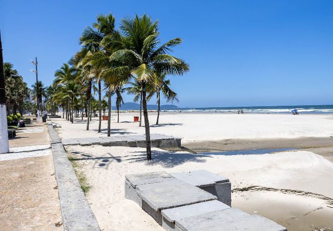 Apartamento en Praia Grande - Apto com wi-fi, ar cond. e garagem à 100m da praia