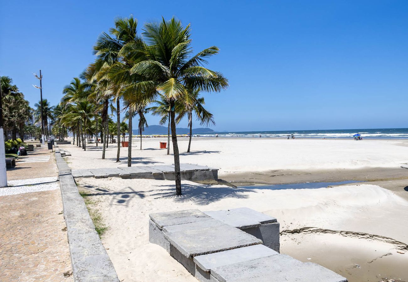Apartamento en Praia Grande - Apto com wi-fi, ar cond. e garagem à 100m da praia
