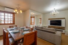 Apartamento en Gramado - Apto iluminado com 4 quartos a 700m da R Coberta!