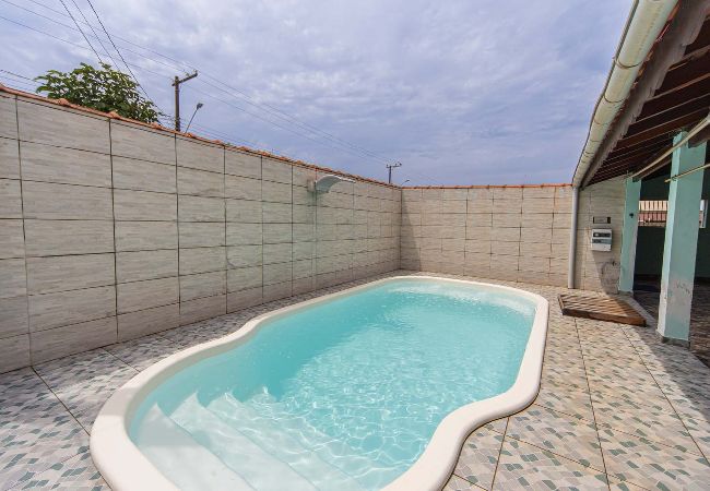 Casa en Peruíbe - Casa com Piscina e Garagem a 550m da Praia