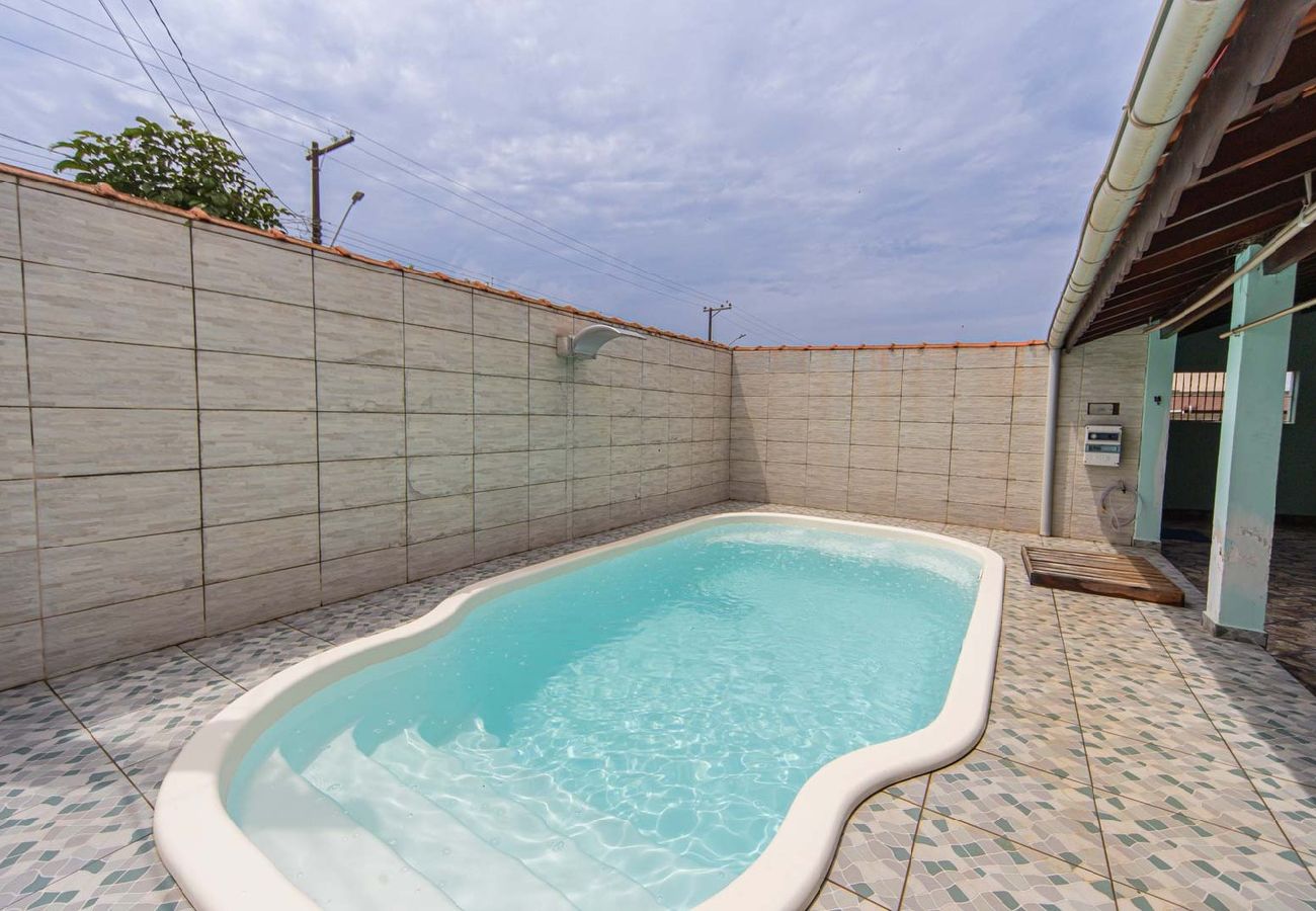 Casa en Peruíbe - Casa com Piscina e Garagem a 550m da Praia