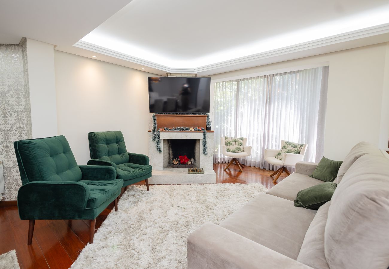 Apartamento en Gramado - Amplo AP térreo 4 suítes a 600m da Rua Coberta