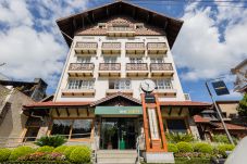 Apartamento en Gramado - Desfrute o centro sem carro! 4 quartos a 60m da Rua Coberta! 