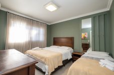 Apartamento en Gramado - Desfrute o centro sem carro! 4 quartos a 60m da Rua Coberta! 