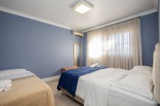 Apartamento en Gramado - Desfrute o centro sem carro! 4 quartos a 60m da Rua Coberta! 